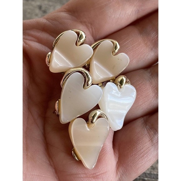 Claudette Vintage Pearl and Beige Moon Glow thermoset clip ons Brooch Set - Picture 8 of 11